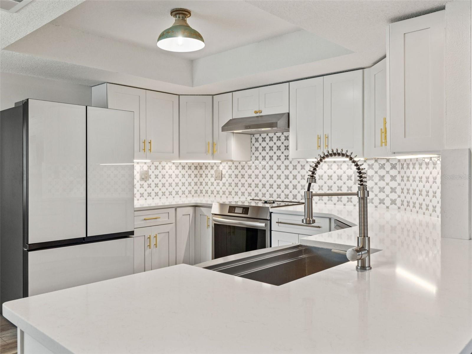 Listing photo id 8 for 8222 Rhanbuoy Road