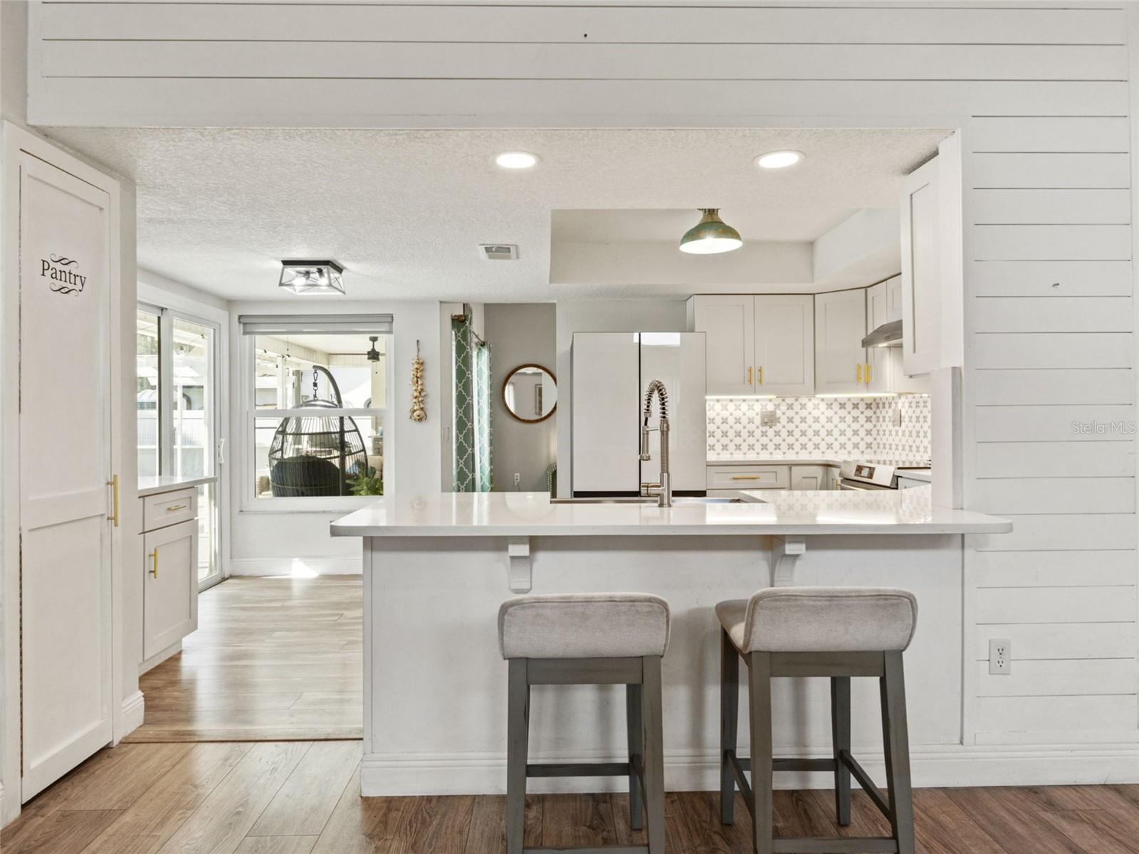 Listing photo id 11 for 8222 Rhanbuoy Road