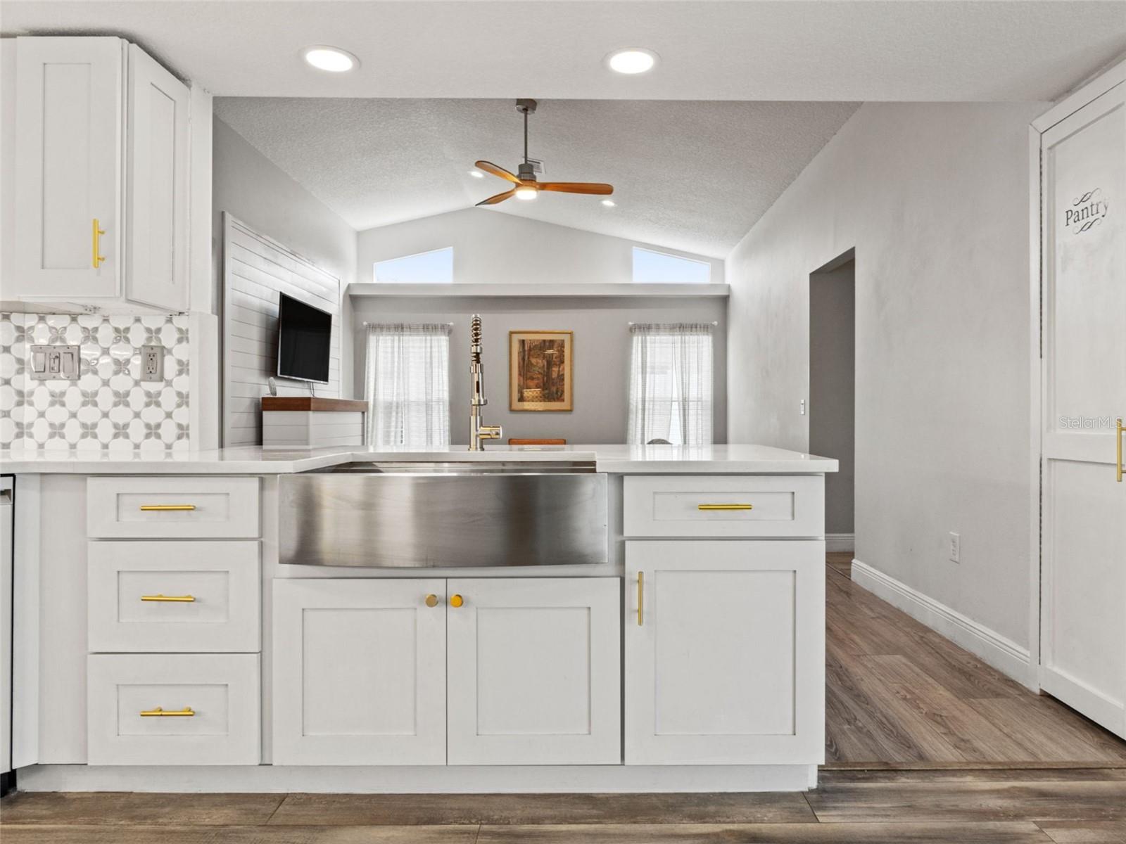 Listing photo id 12 for 8222 Rhanbuoy Road