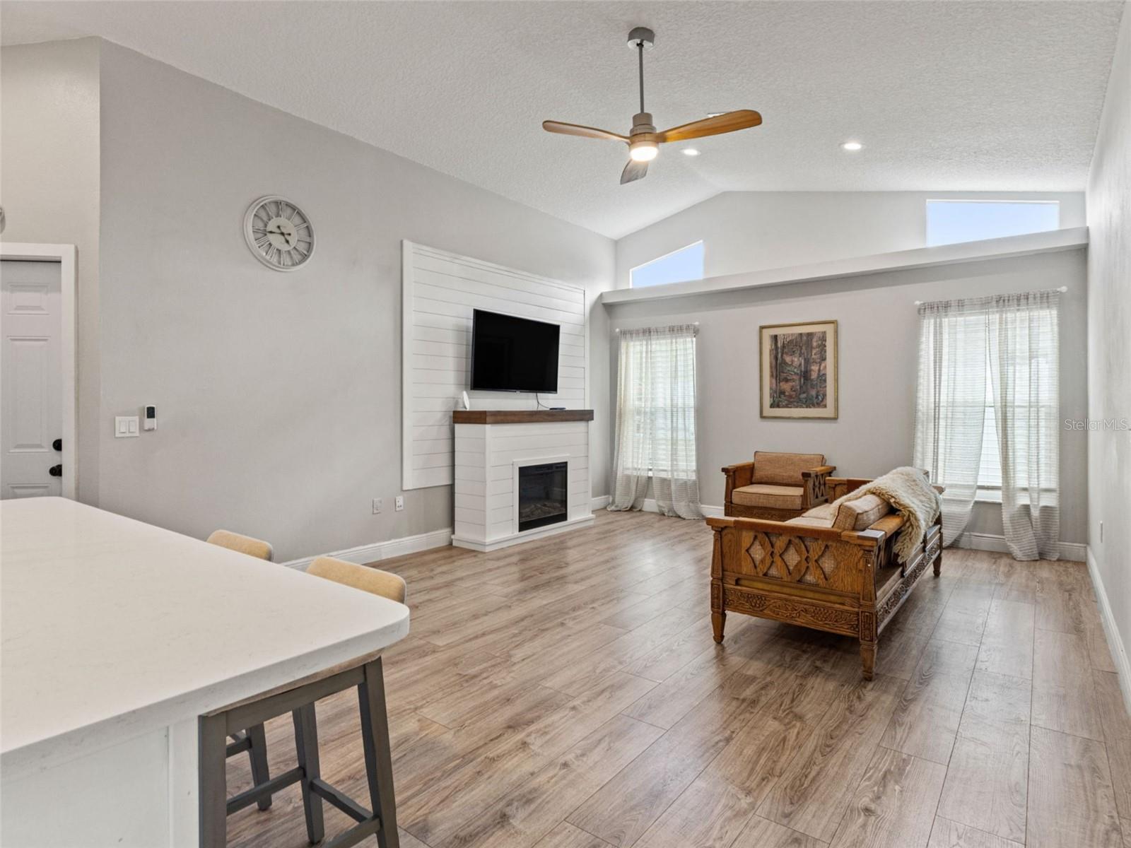 Listing photo id 13 for 8222 Rhanbuoy Road