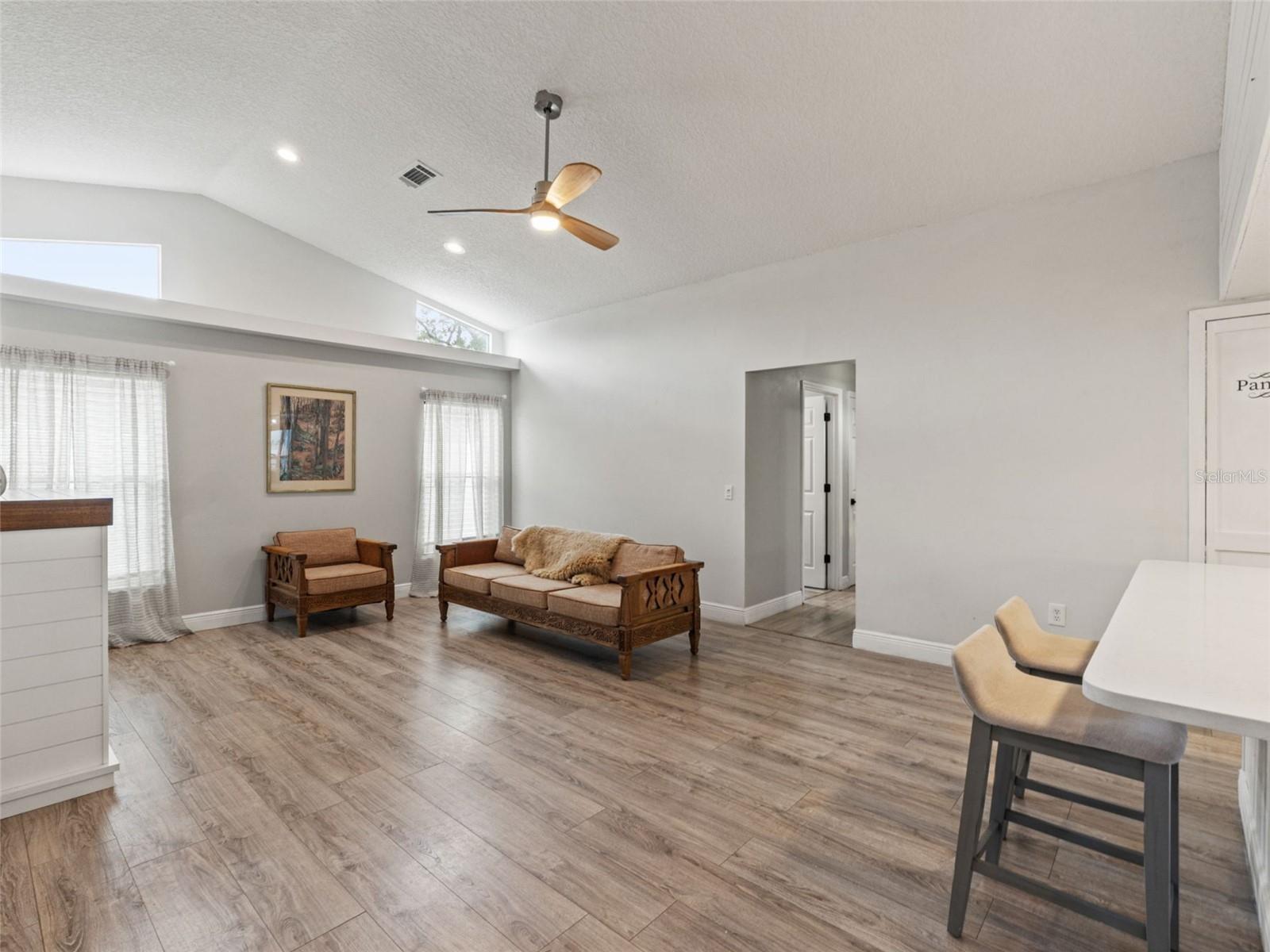 Listing photo id 14 for 8222 Rhanbuoy Road