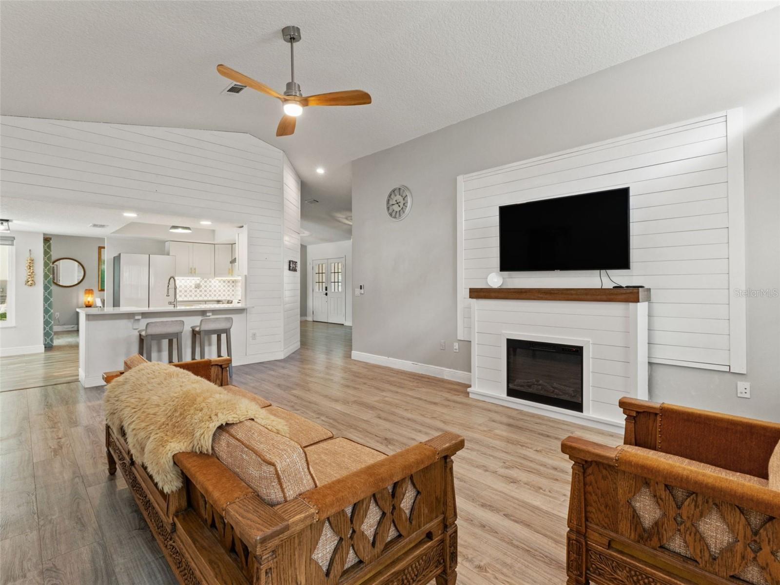 Listing photo id 15 for 8222 Rhanbuoy Road