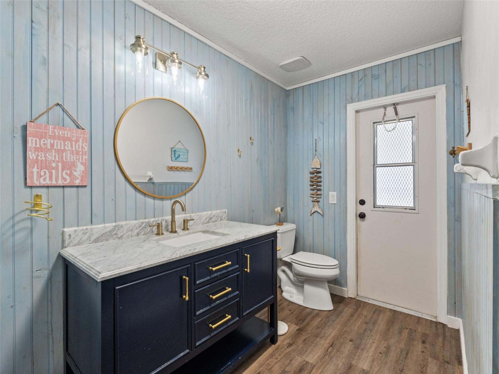 Listing photo id 18 for 8222 Rhanbuoy Road