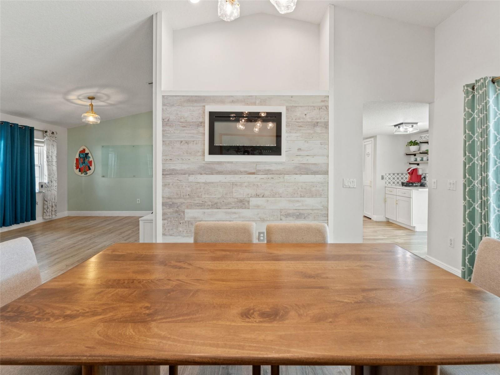 Listing photo id 5 for 8222 Rhanbuoy Road