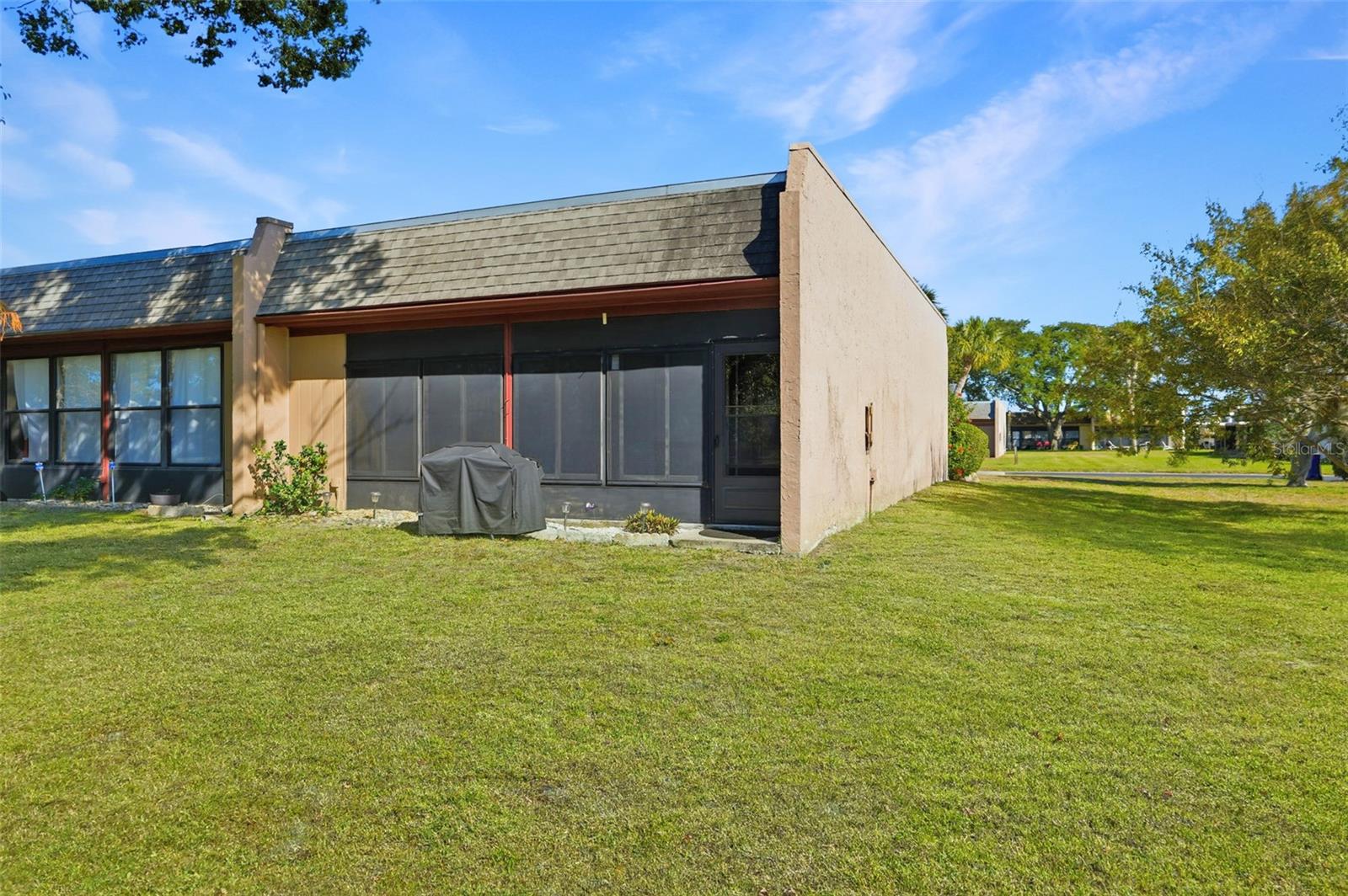 Listing photo id 18 for 11203 Pembridge Court 1