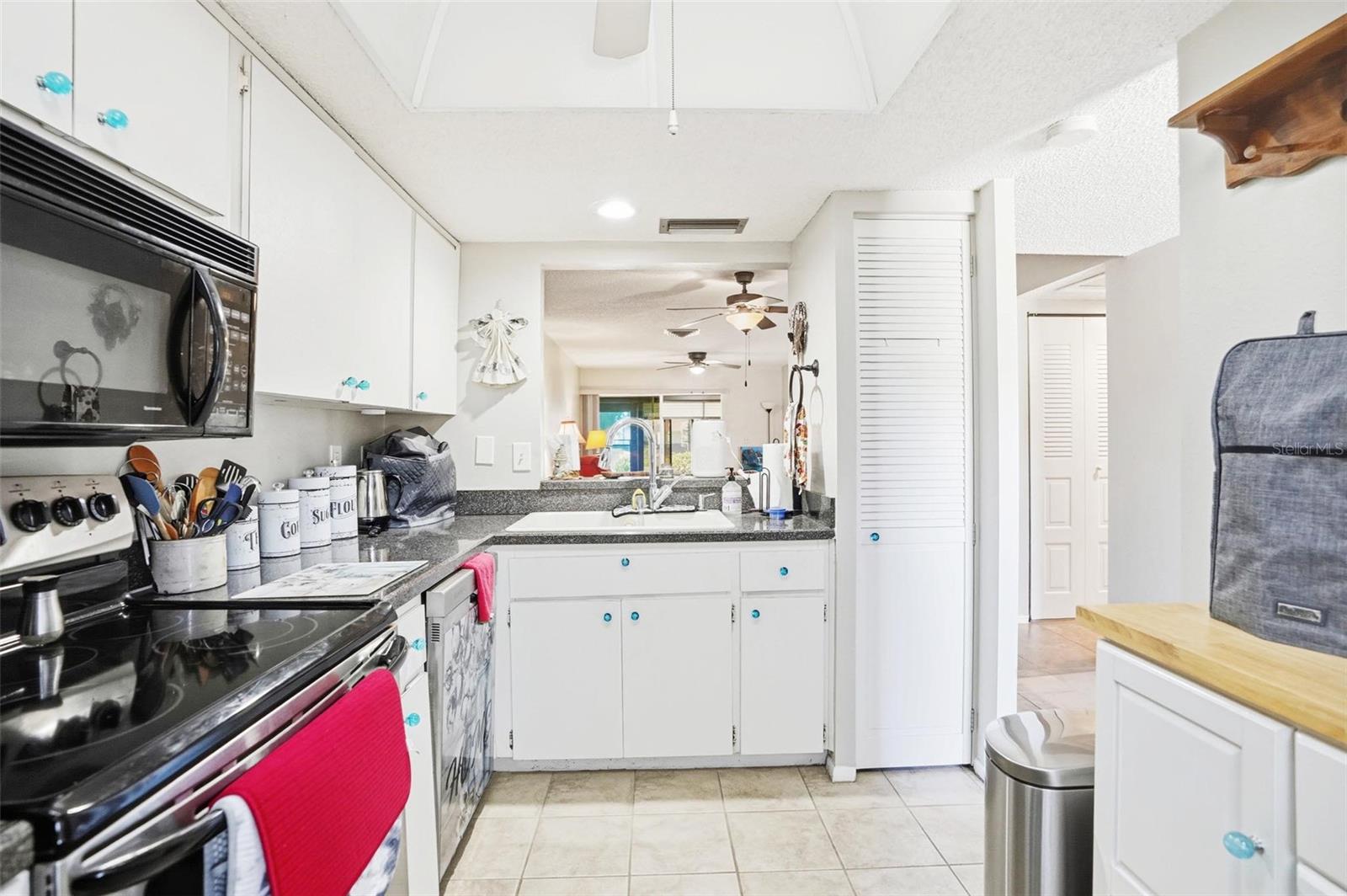 Listing photo id 7 for 11203 Pembridge Court 1