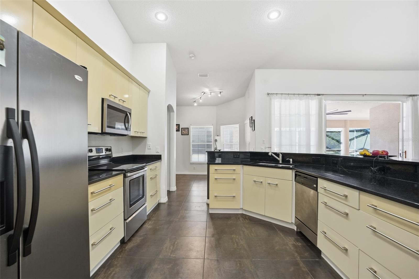 Image 12 of 64 For 186 Crestwood Avenue