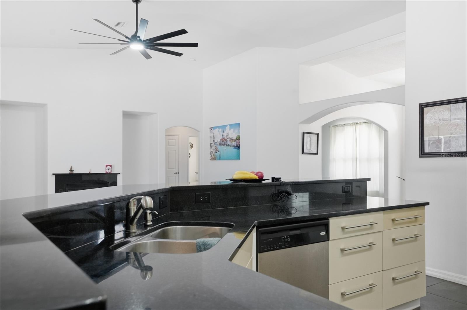 Image 14 of 64 For 186 Crestwood Avenue