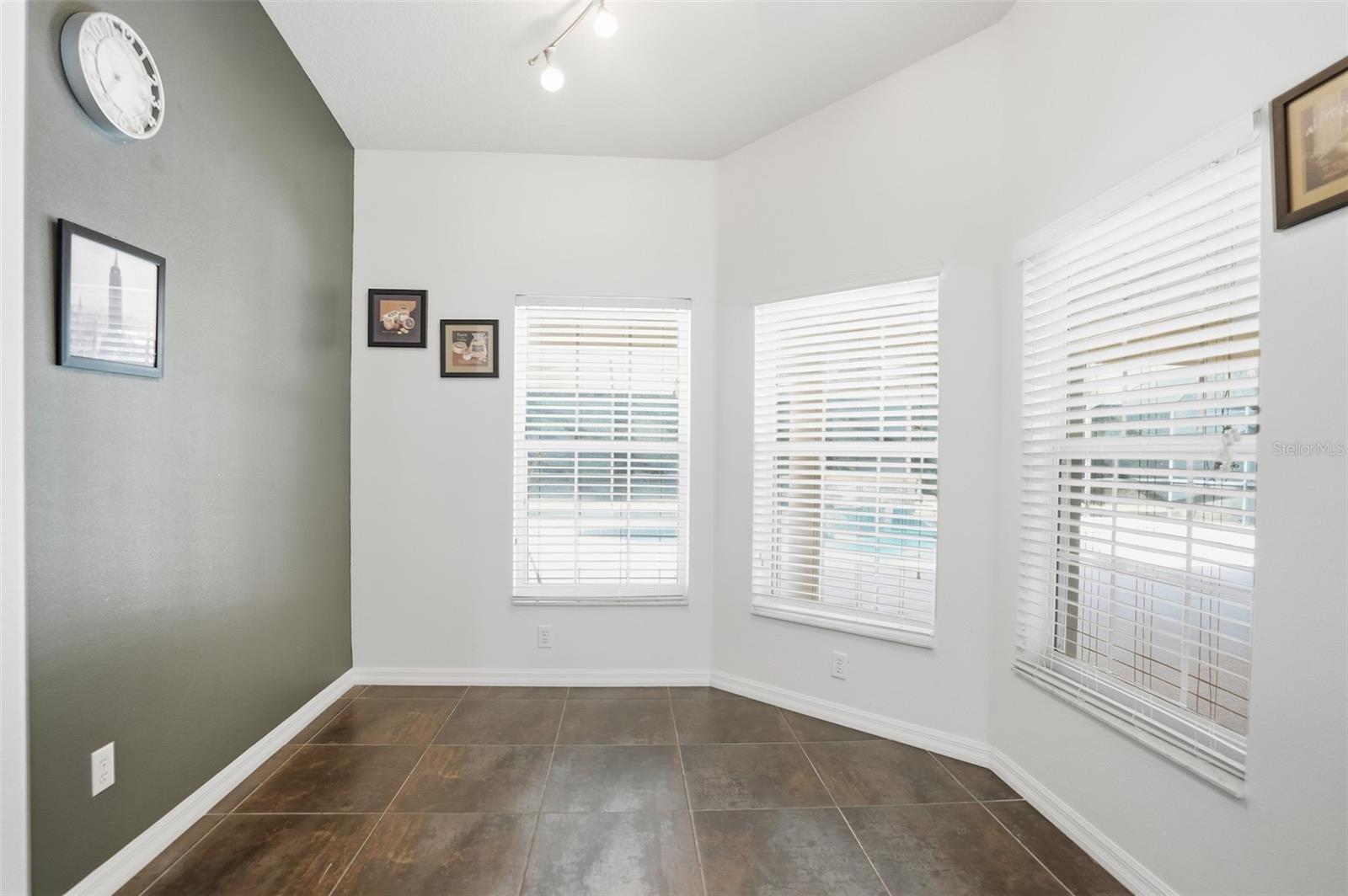 Image 20 of 64 For 186 Crestwood Avenue