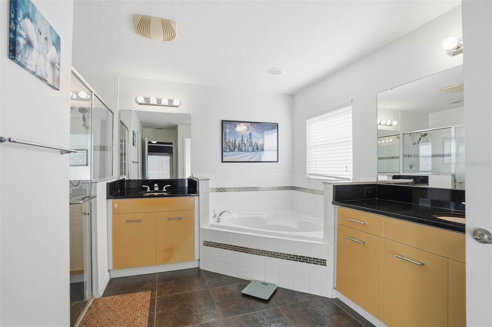 Image 35 of 64 For 186 Crestwood Avenue