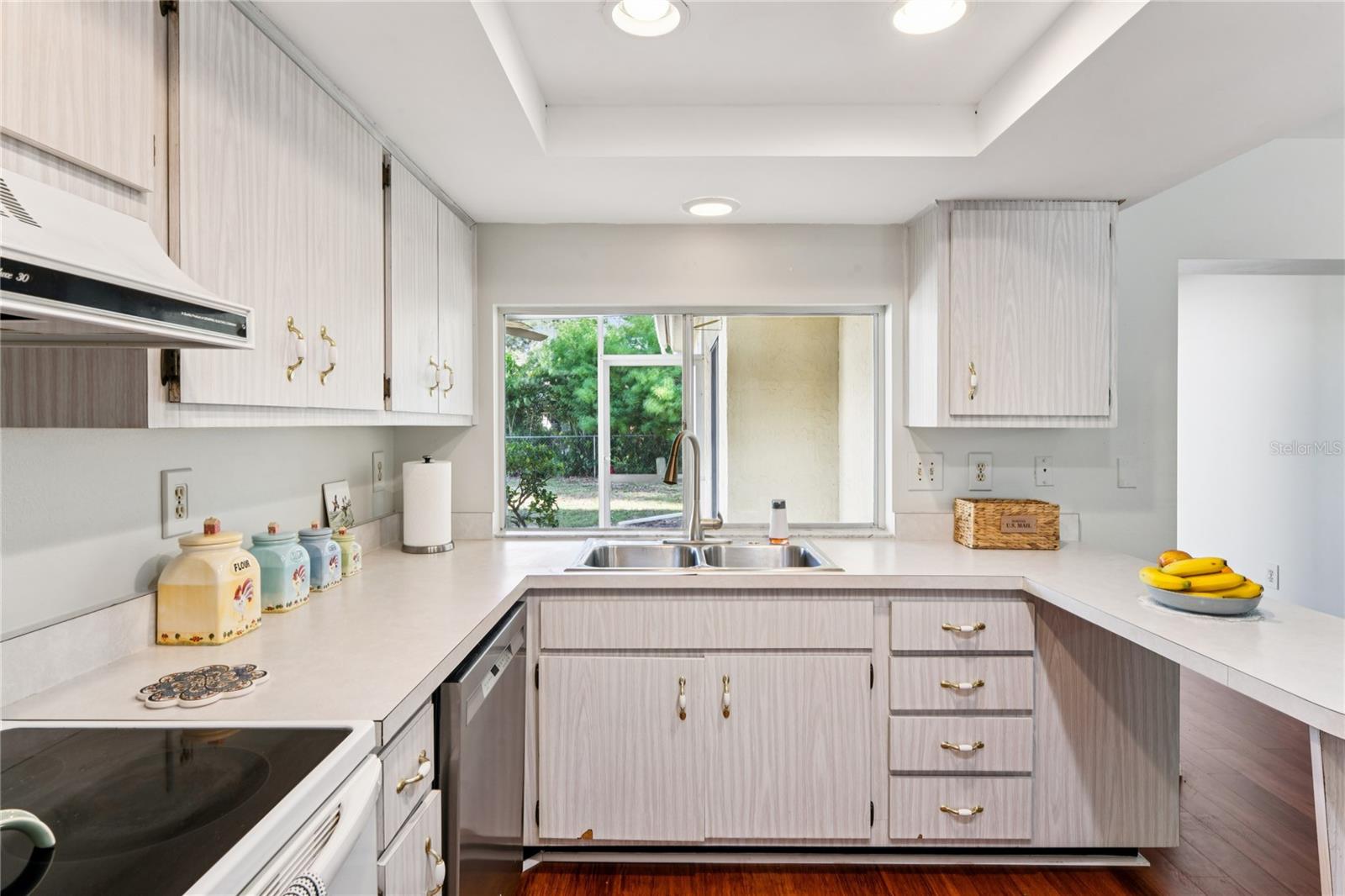 Listing photo id 12 for 12906 Sandburst Lane