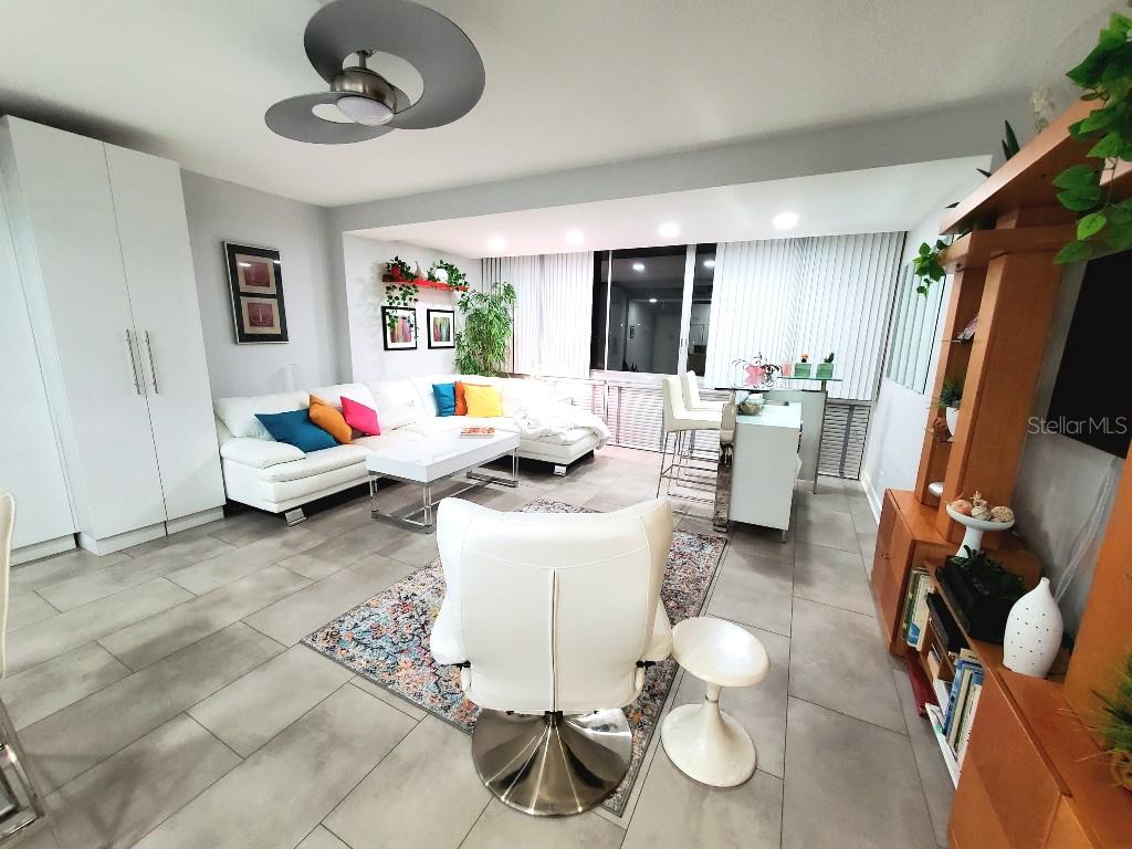 Image 11 of 26 For 31 Island Way 303