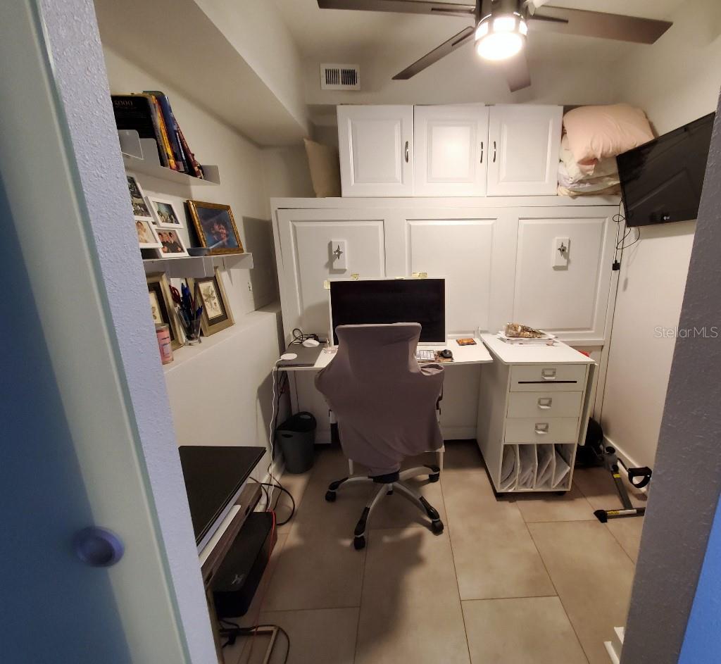 Image 15 of 26 For 31 Island Way 303