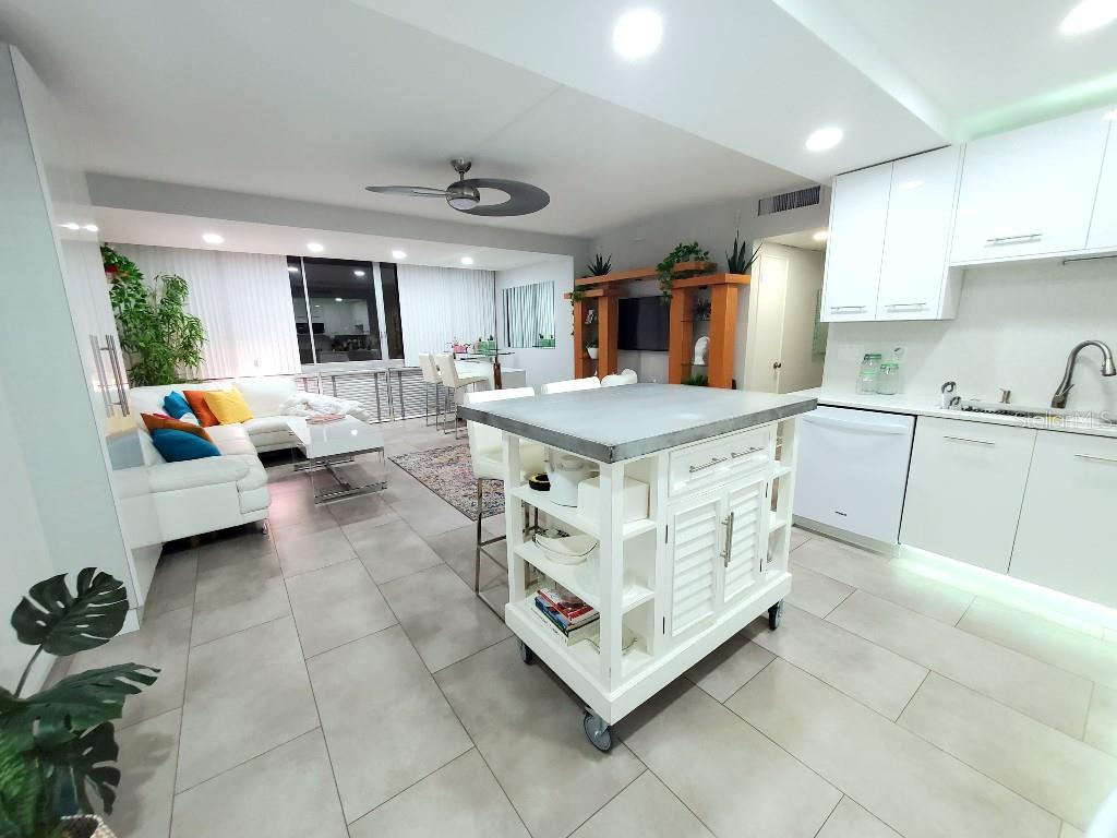 Image 3 of 26 For 31 Island Way 303