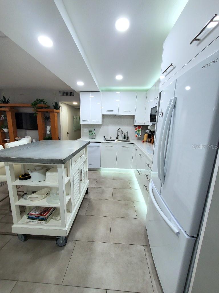 Image 4 of 26 For 31 Island Way 303