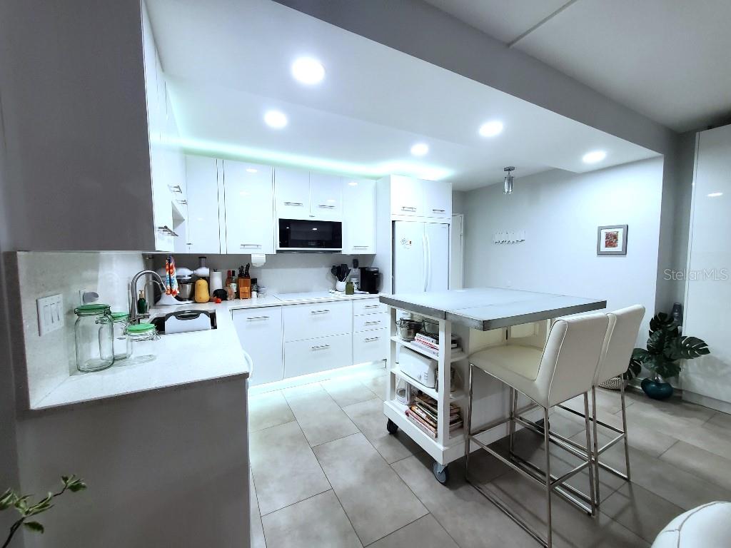 Image 5 of 26 For 31 Island Way 303