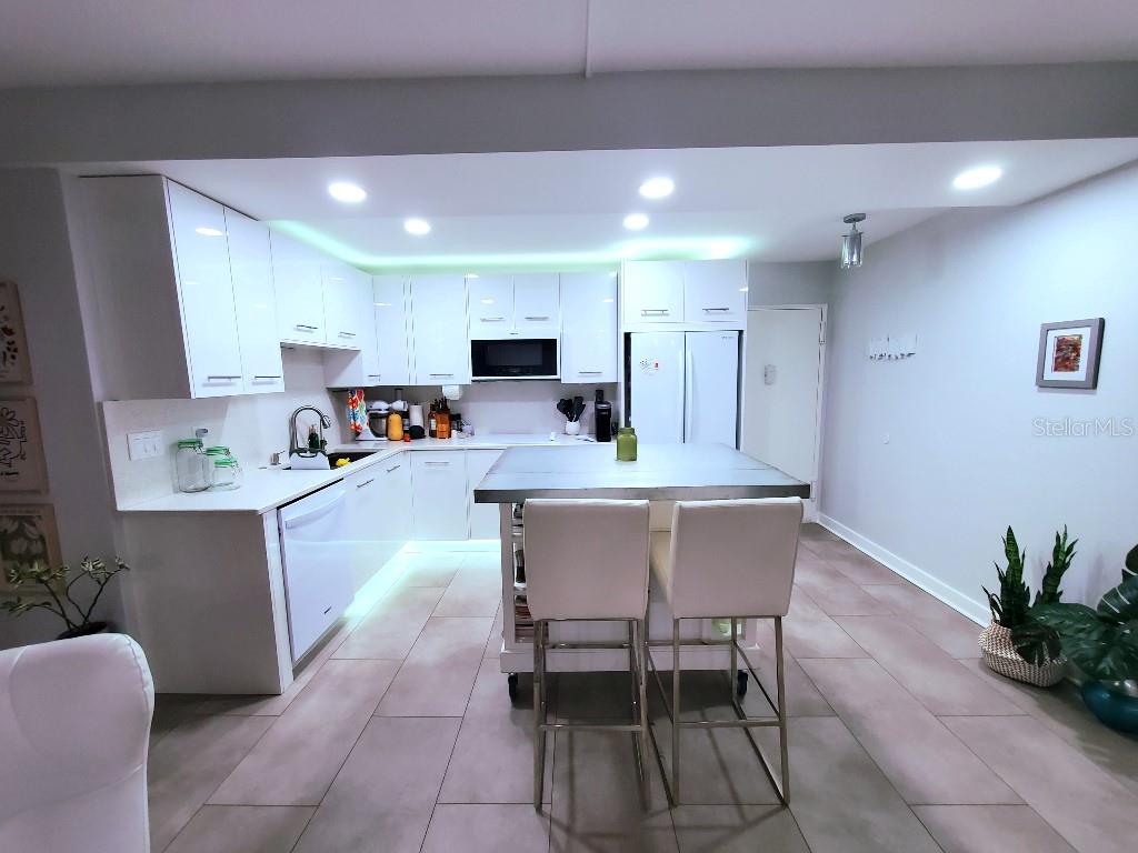 Image 6 of 26 For 31 Island Way 303