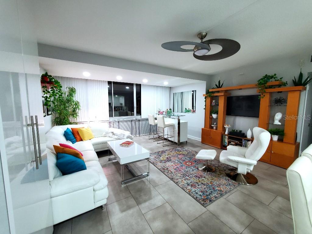 Image 7 of 26 For 31 Island Way 303