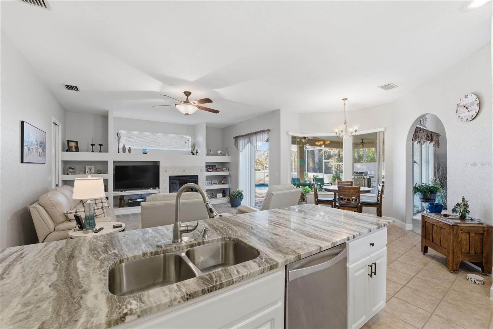 Listing photo id 9 for 15150 Surrey Bend