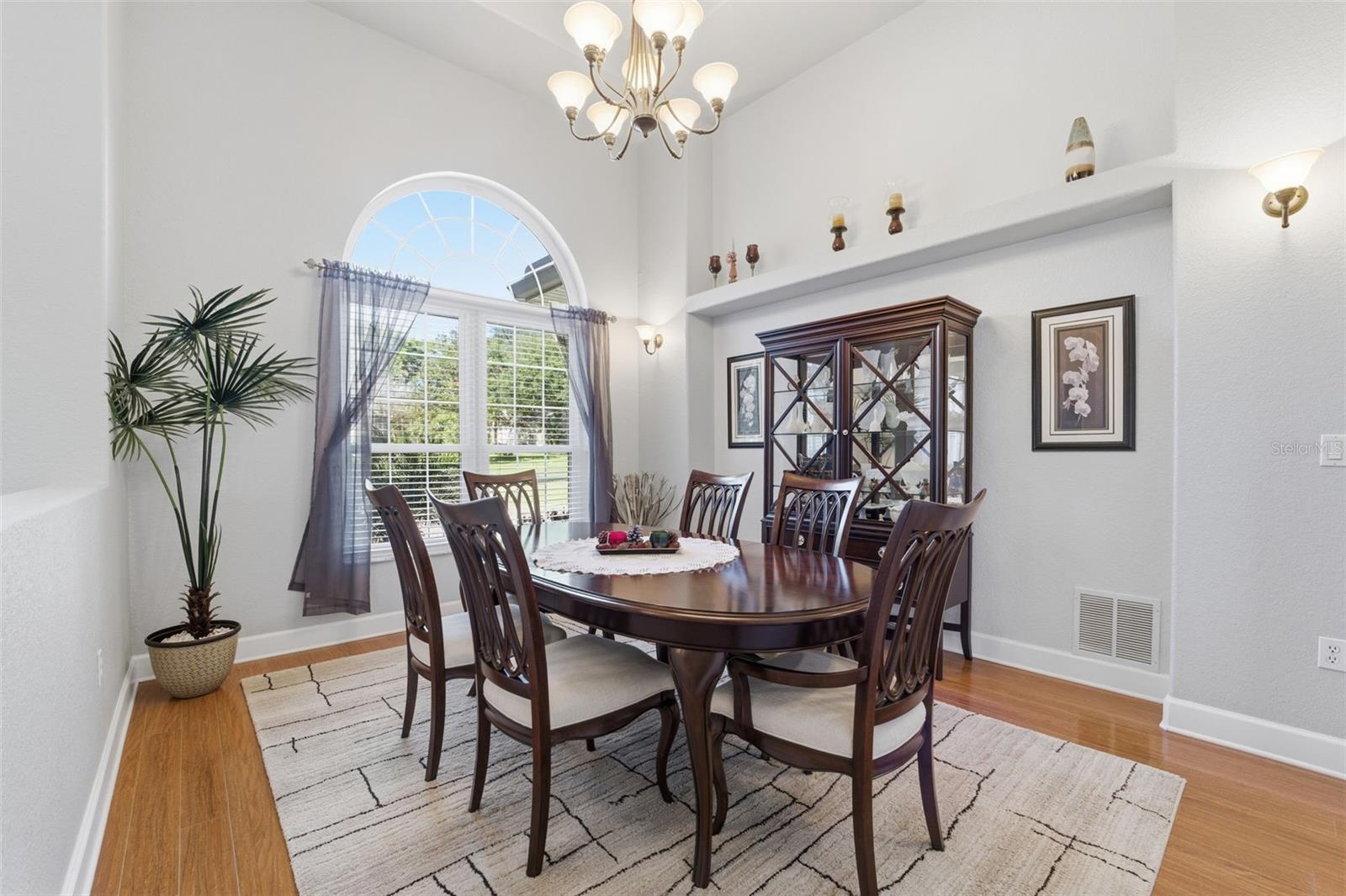 Listing photo id 11 for 15150 Surrey Bend