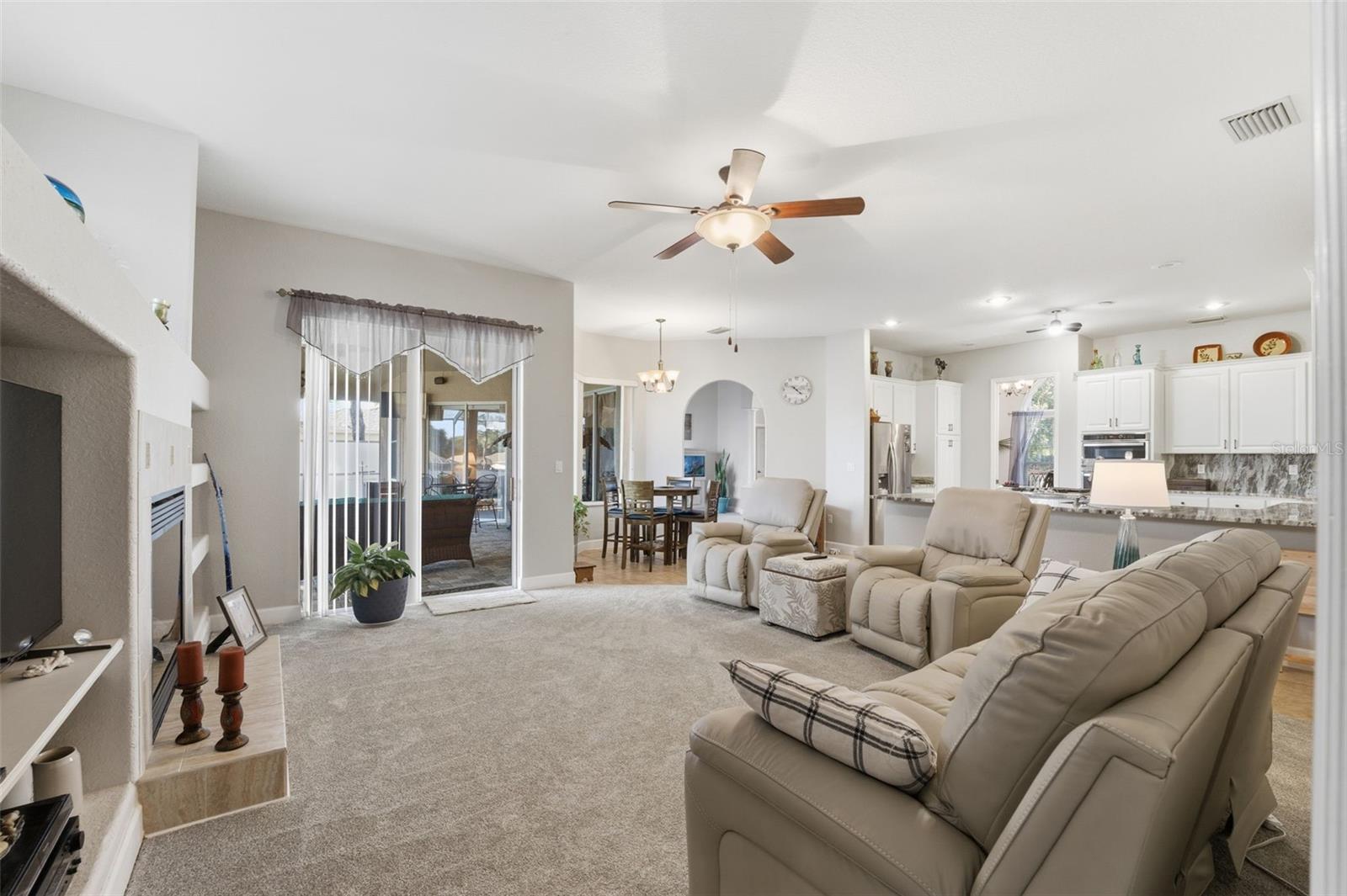 Listing photo id 13 for 15150 Surrey Bend