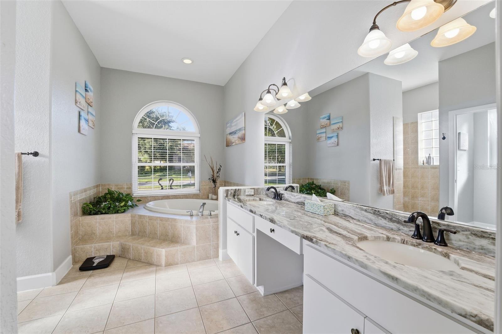 Listing photo id 15 for 15150 Surrey Bend