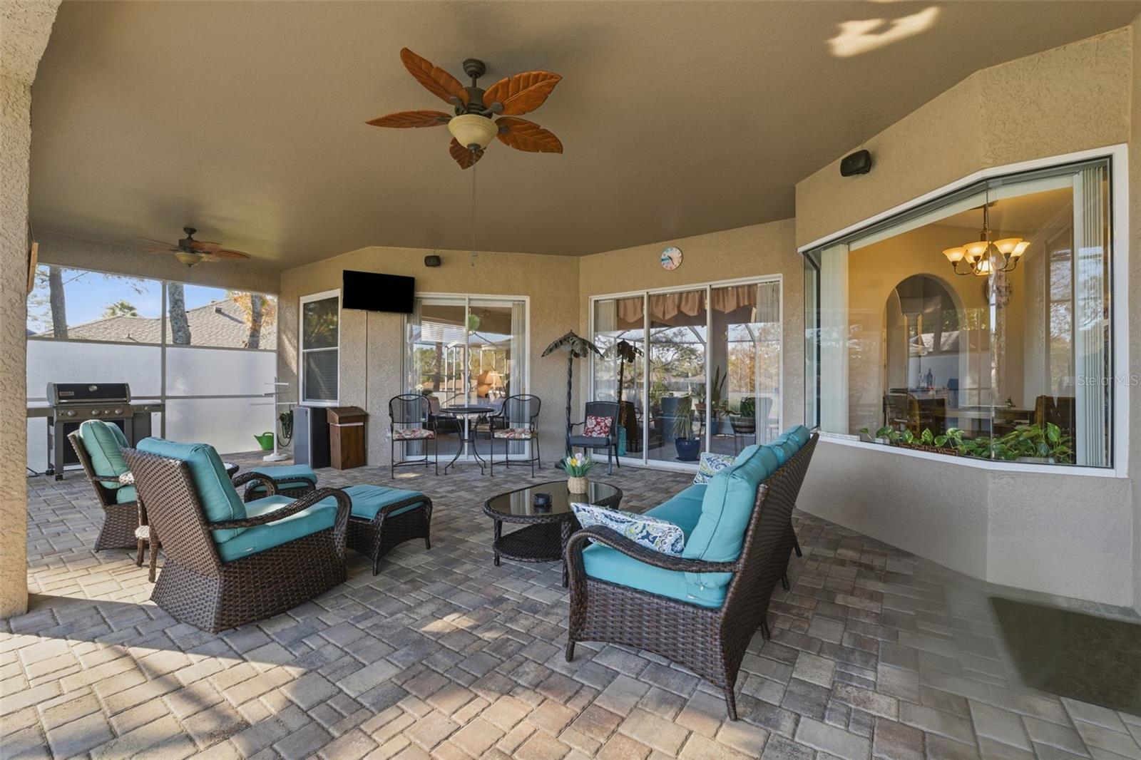 Listing photo id 23 for 15150 Surrey Bend