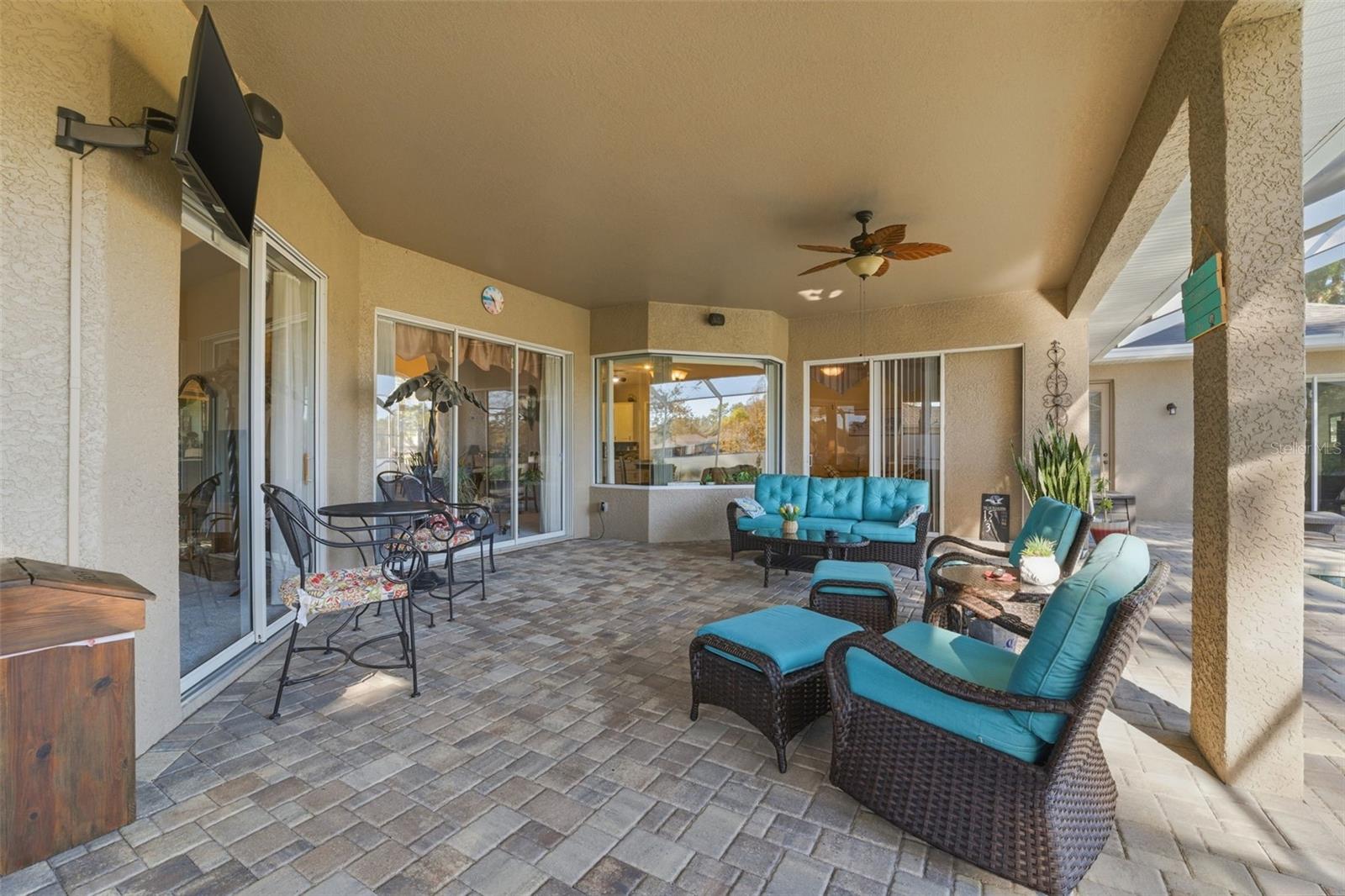 Listing photo id 24 for 15150 Surrey Bend