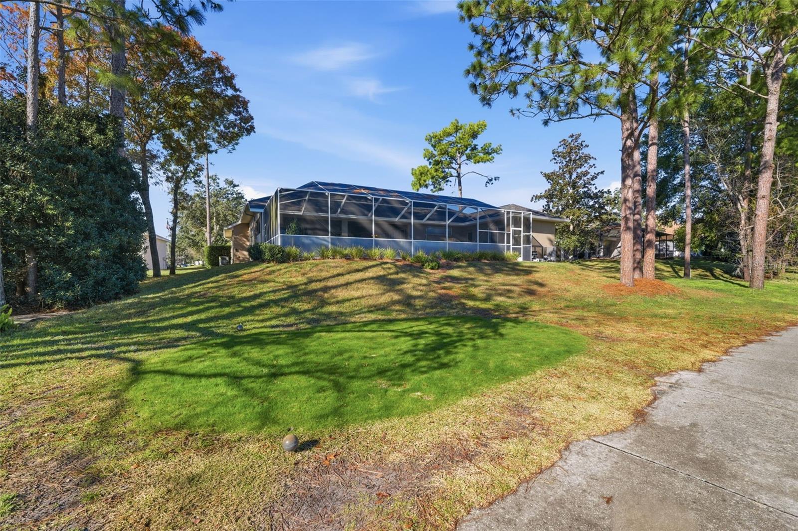 Listing photo id 36 for 15150 Surrey Bend