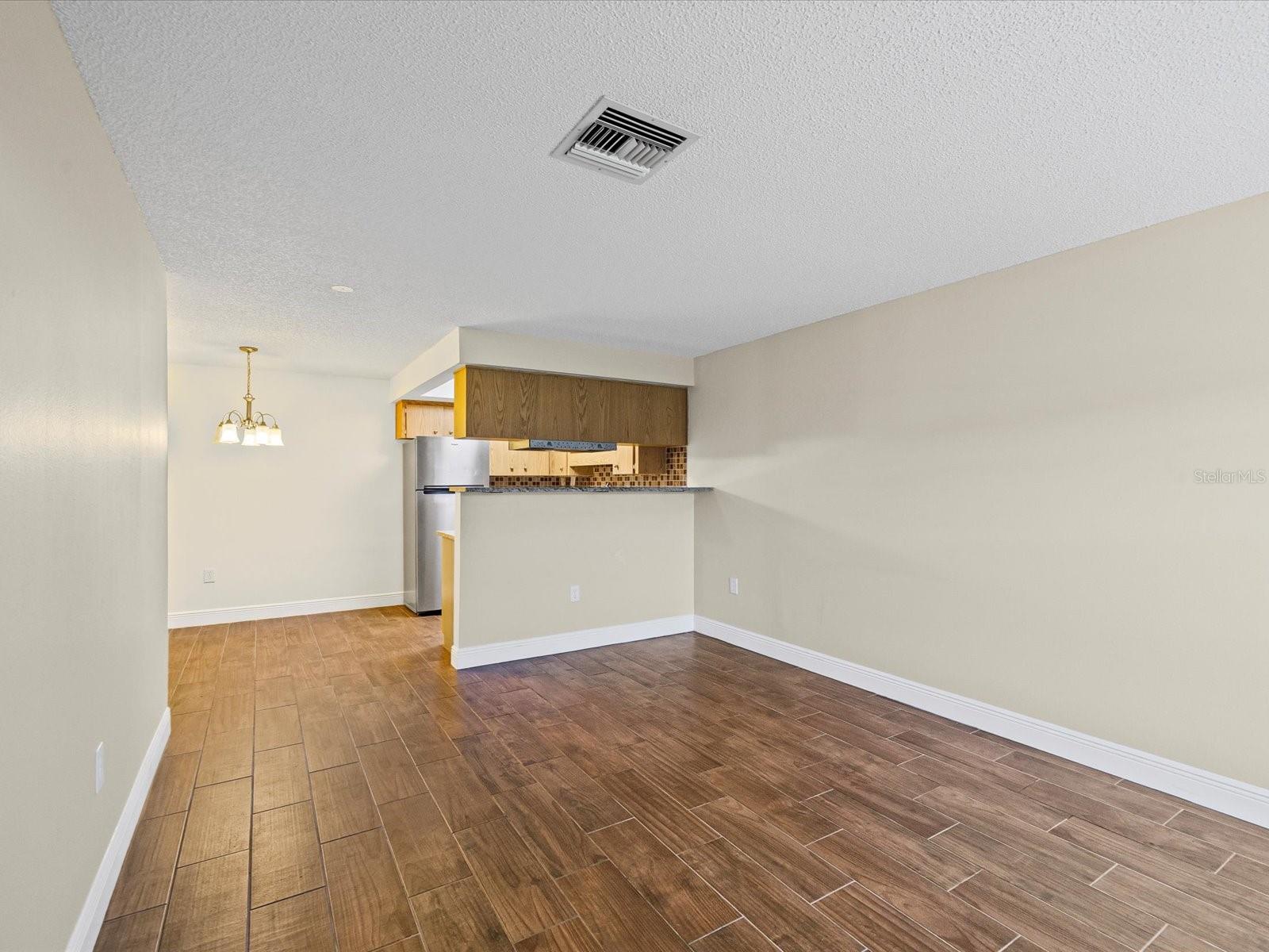 Image 4 of 29 For 6037 Chesham Drive 7