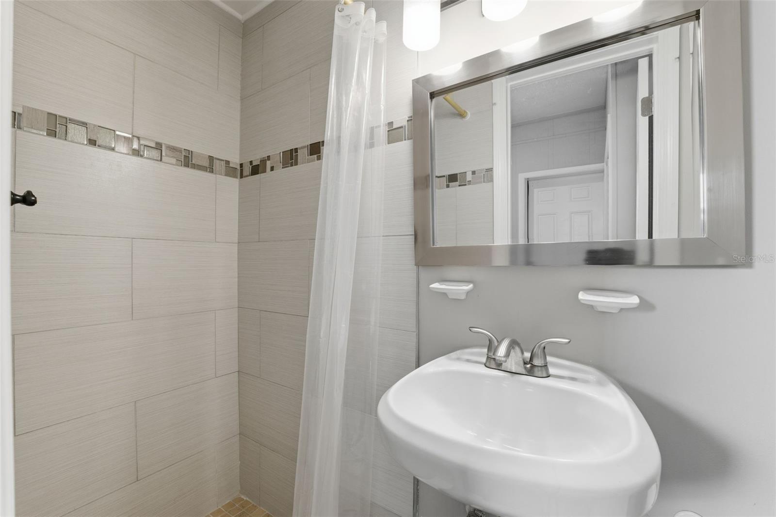 Image 25 of 38 For 2004 Culberson Avenue