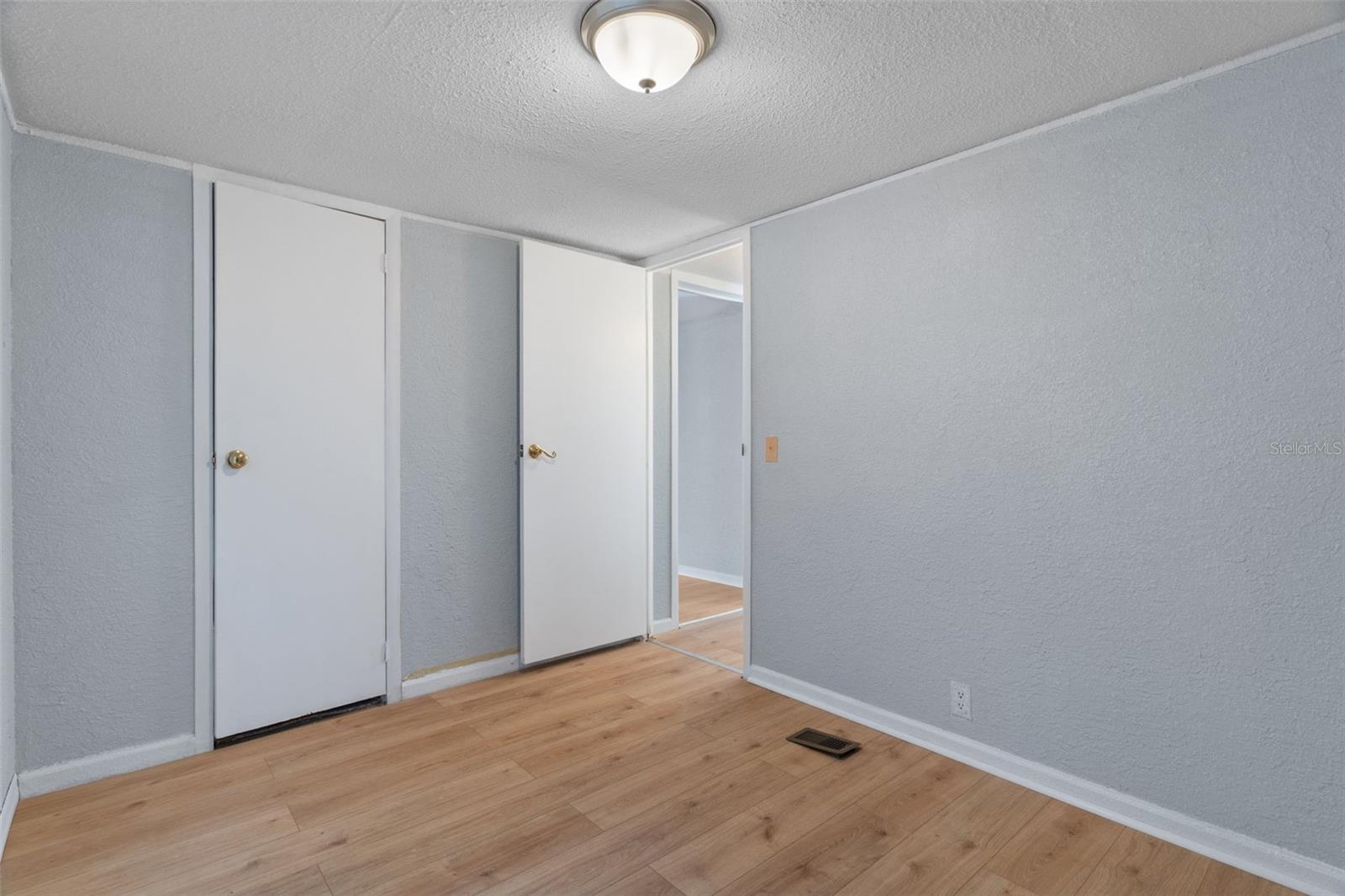 Listing photo id 25 for 1696 Naperville Lane