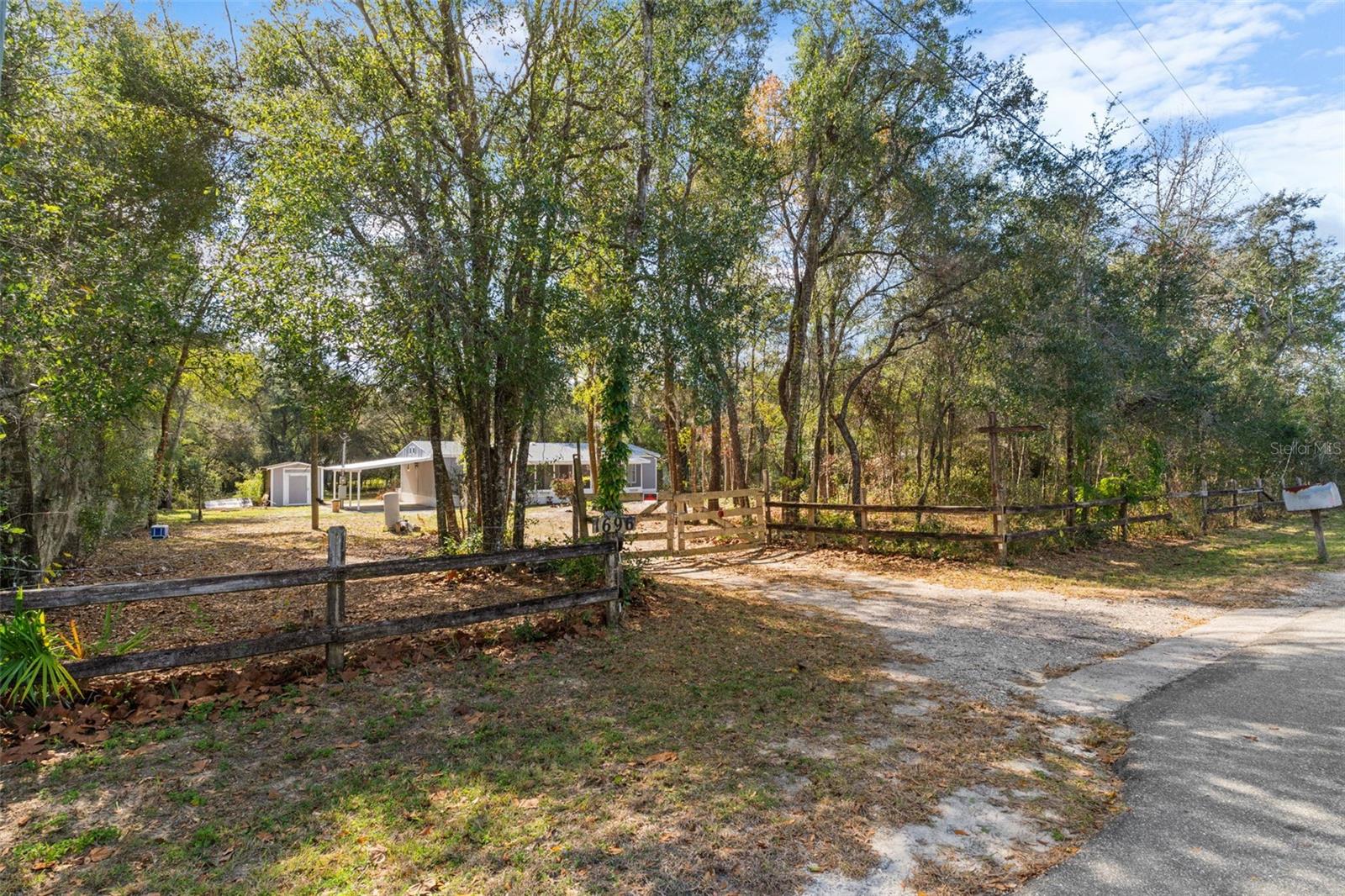 Listing photo id 5 for 1696 Naperville Lane