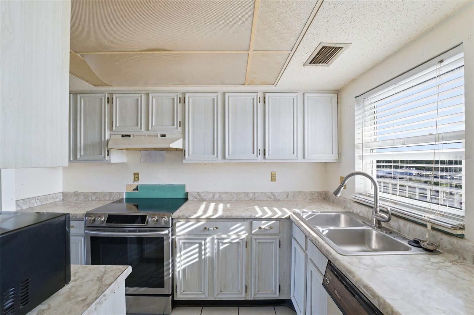 Image 12 of 41 For 4939 Floramar Terrace 712