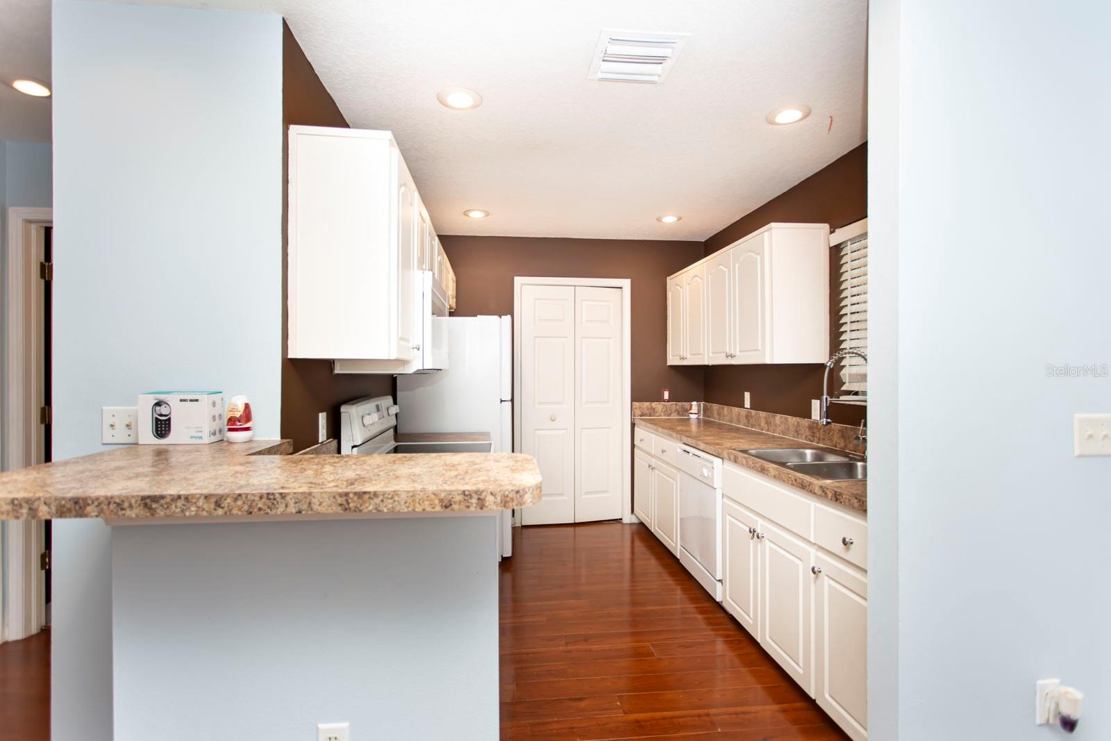 Image 11 of 39 For 6740 Moonglow Drive 101