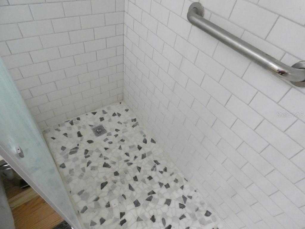 Listing photo id 8 for 2001 Greenbriar Boulevard 13