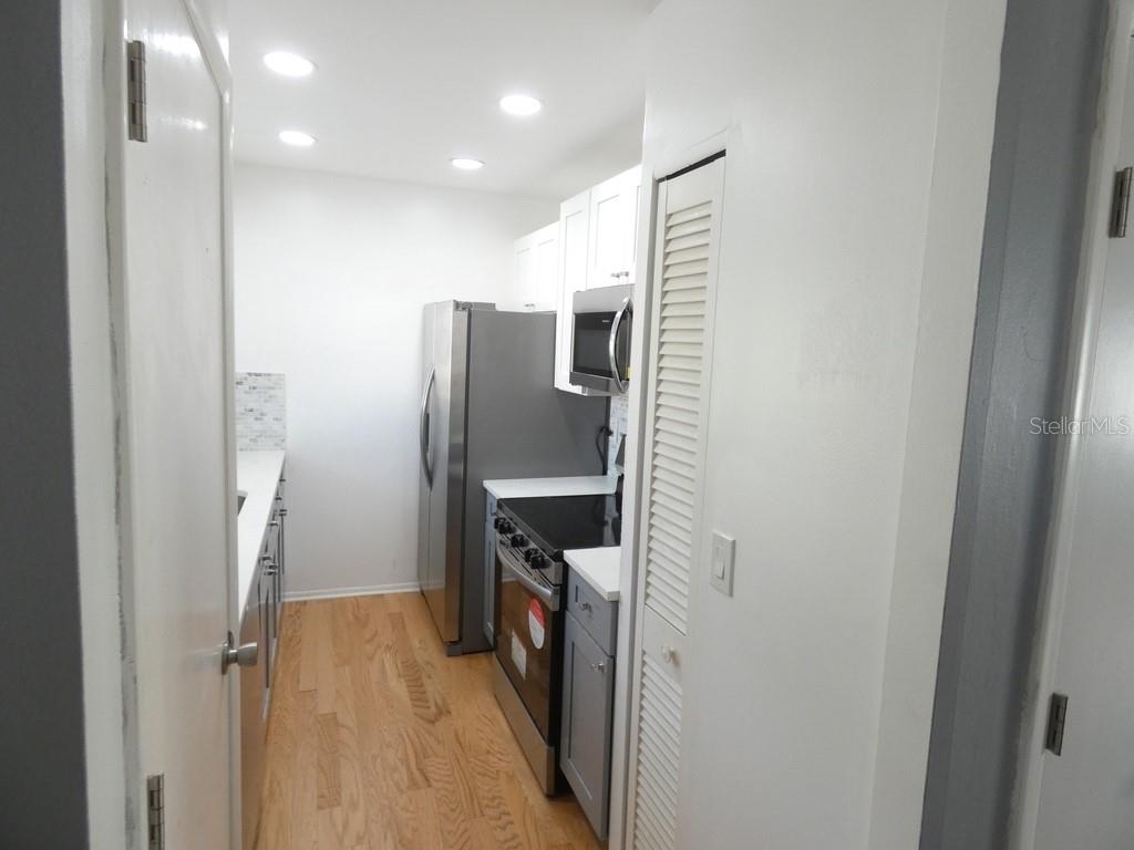 Listing photo id 13 for 2001 Greenbriar Boulevard 13