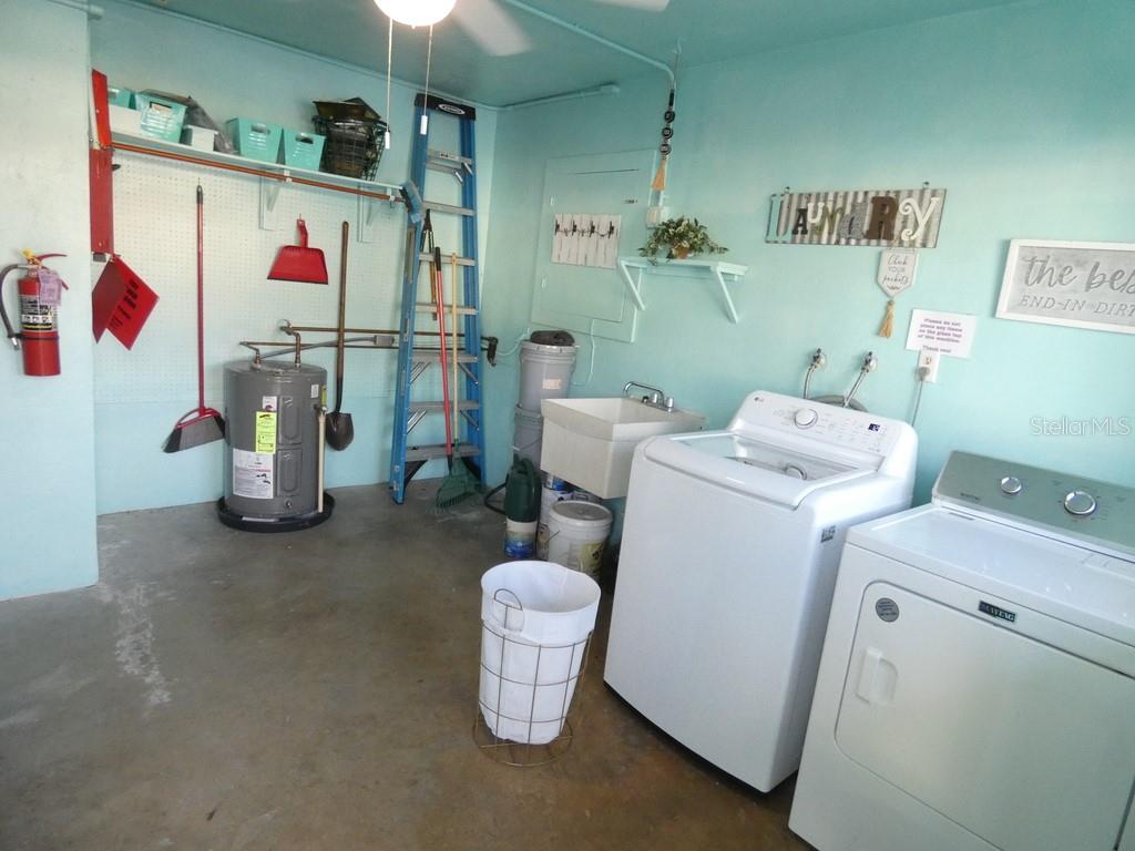 Listing photo id 15 for 2001 Greenbriar Boulevard 13