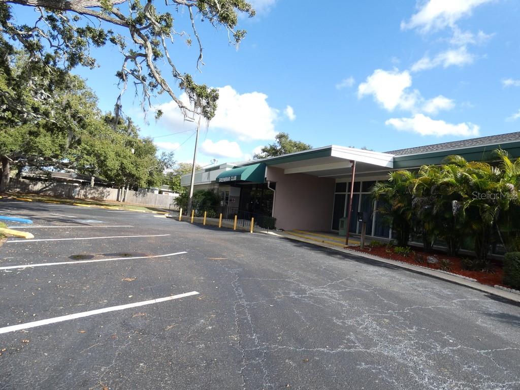 Listing photo id 16 for 2001 Greenbriar Boulevard 13