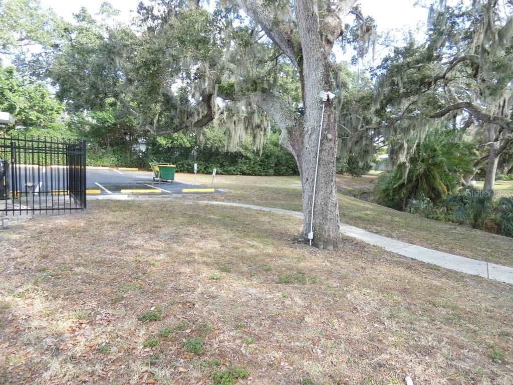 Listing photo id 22 for 2001 Greenbriar Boulevard 13