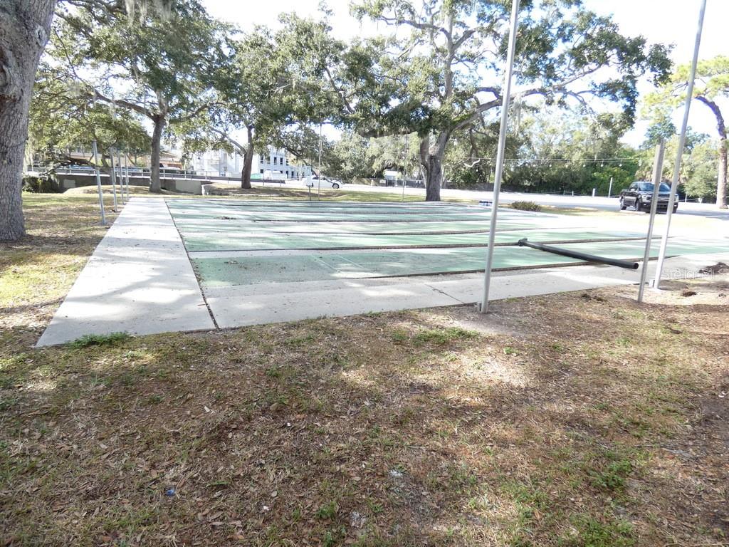 Listing photo id 27 for 2001 Greenbriar Boulevard 13