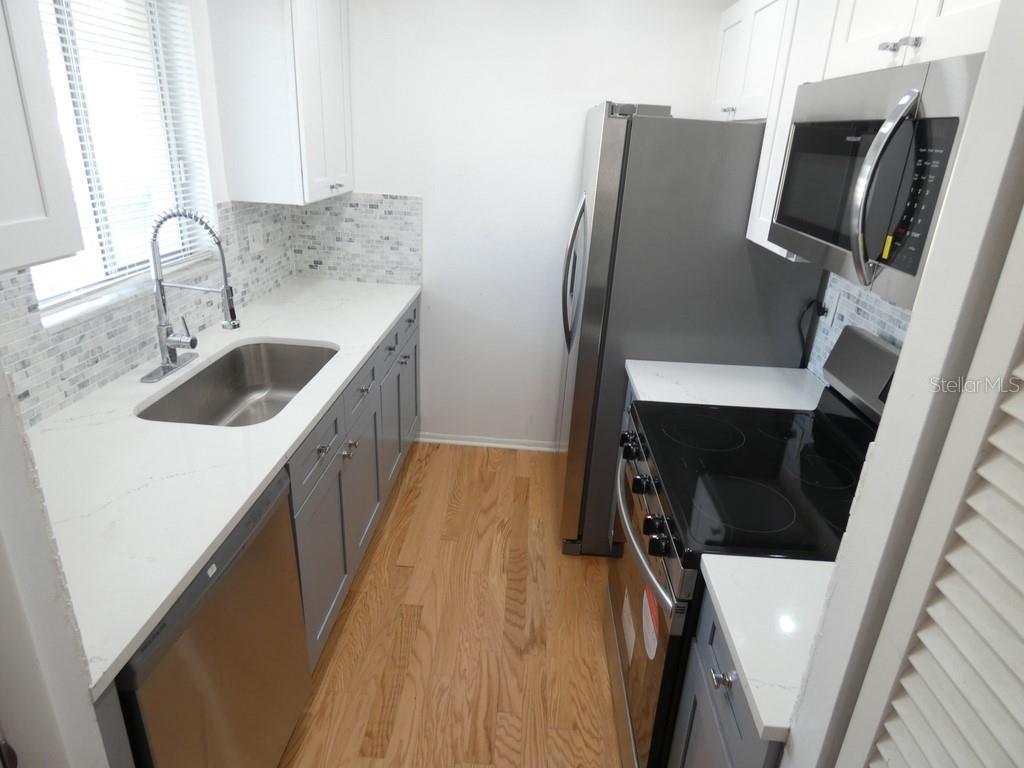 Listing photo id 5 for 2001 Greenbriar Boulevard 13