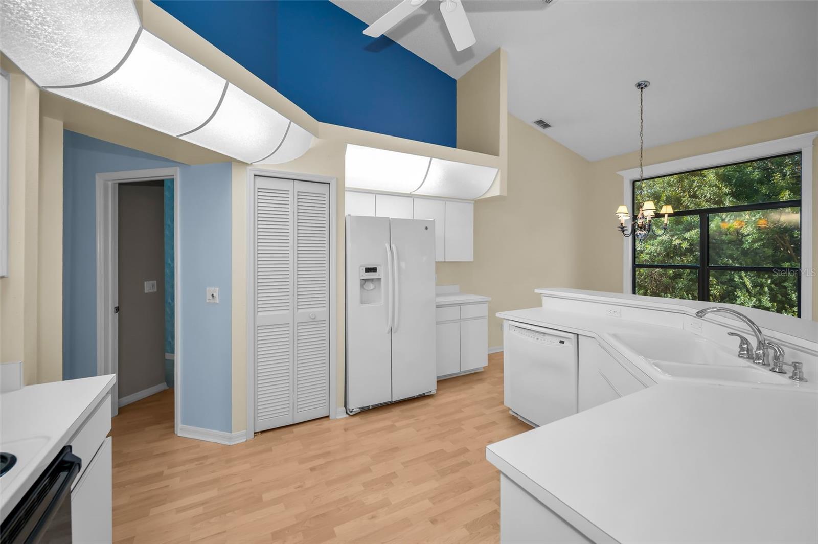 Image 12 of 59 For 9405 Palm Haven Court