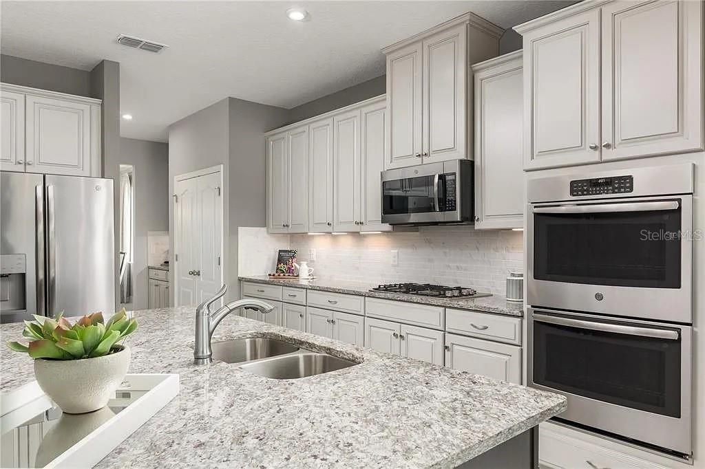 Image 7 of 21 For 3796 Isle Royal Place