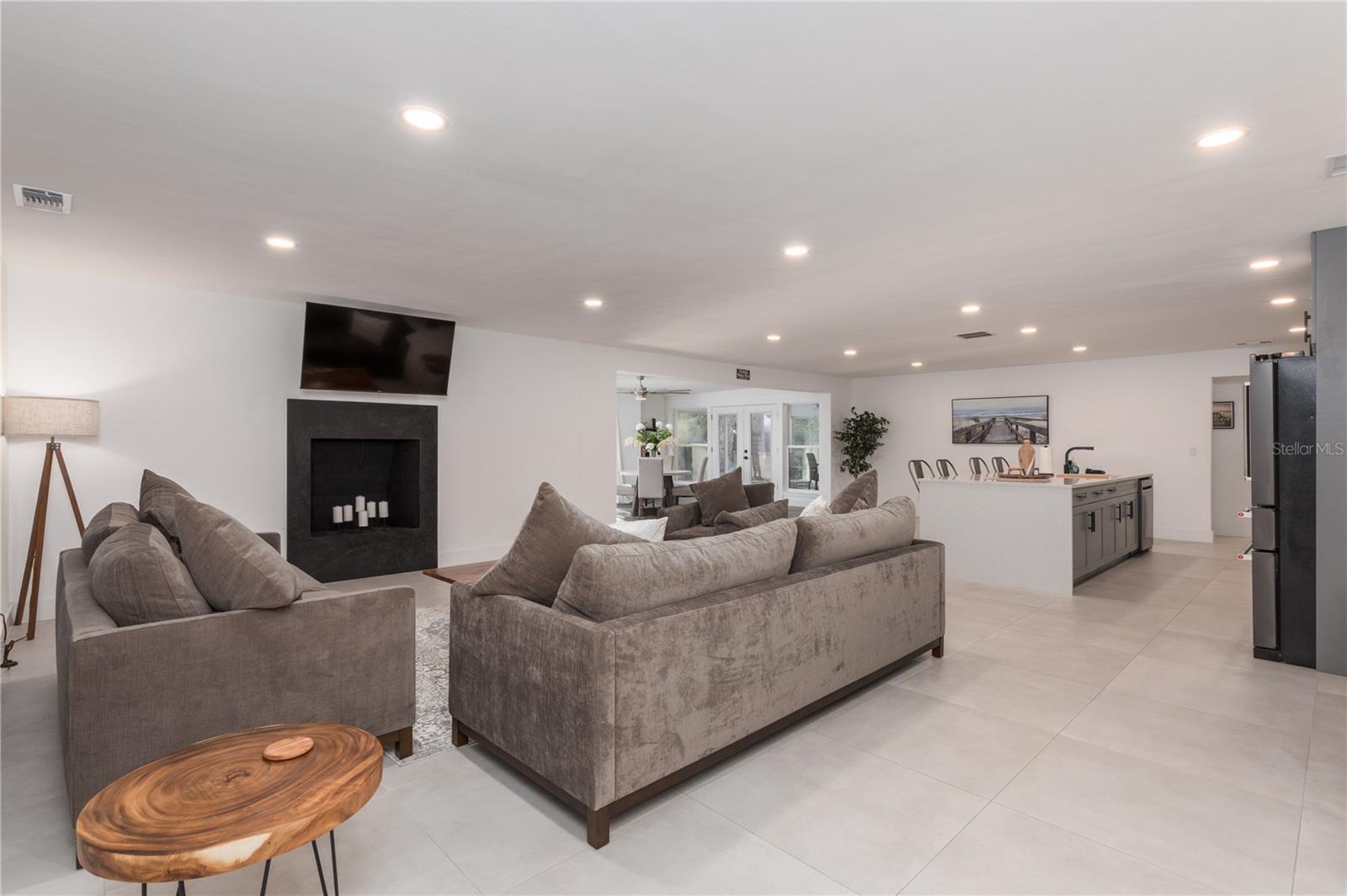 Image 8 of 34 For 400 Plover Place