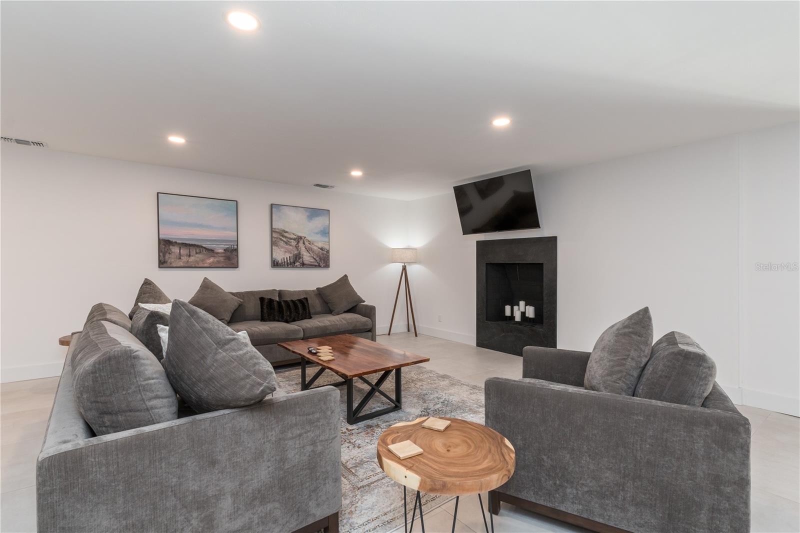 Image 9 of 34 For 400 Plover Place