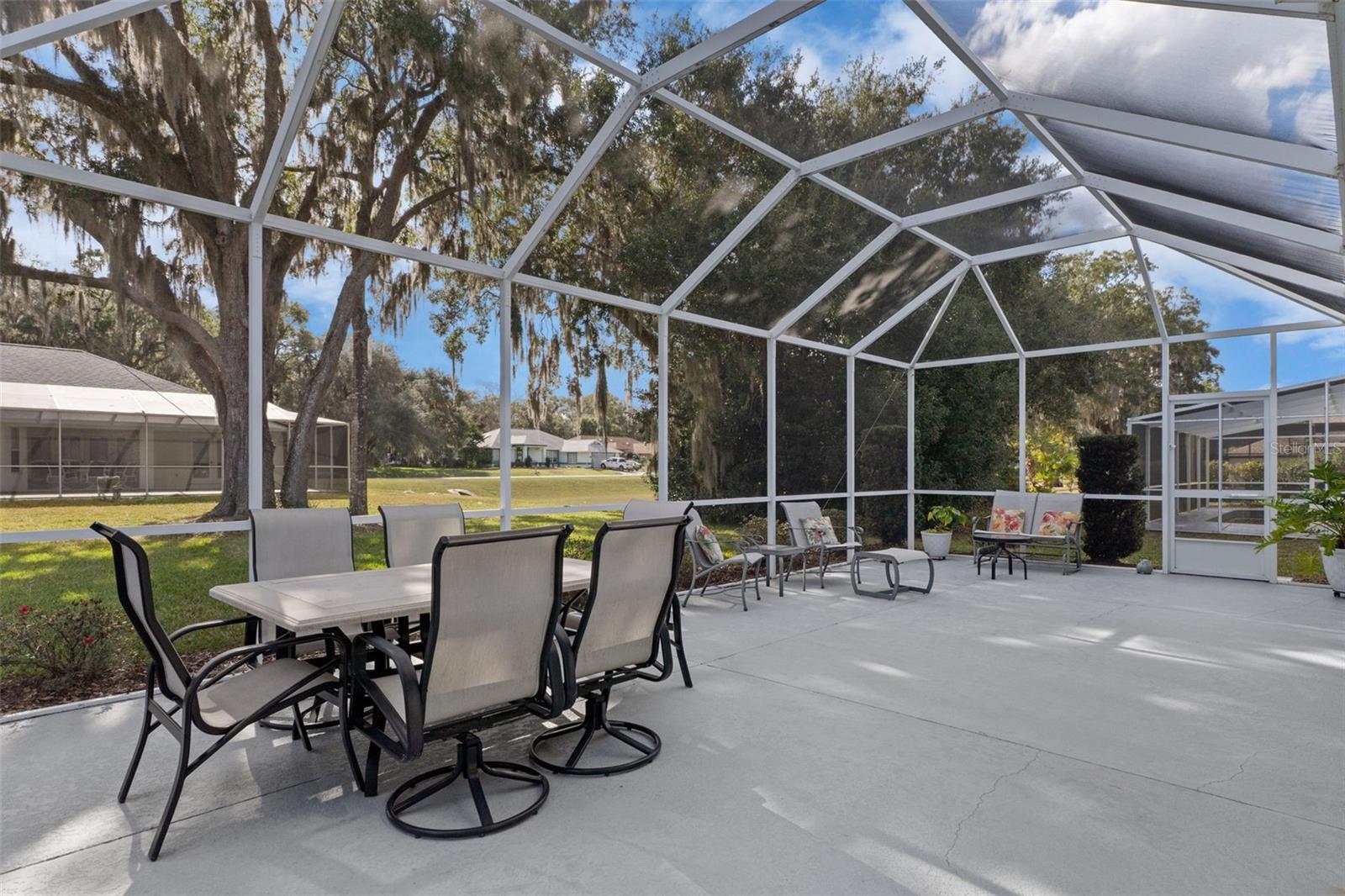 Listing photo id 16 for 2786 Canterbury Lake Drive