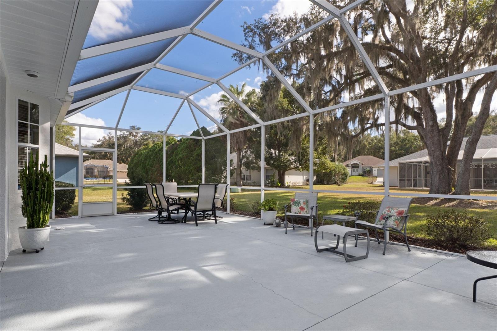 Listing photo id 17 for 2786 Canterbury Lake Drive