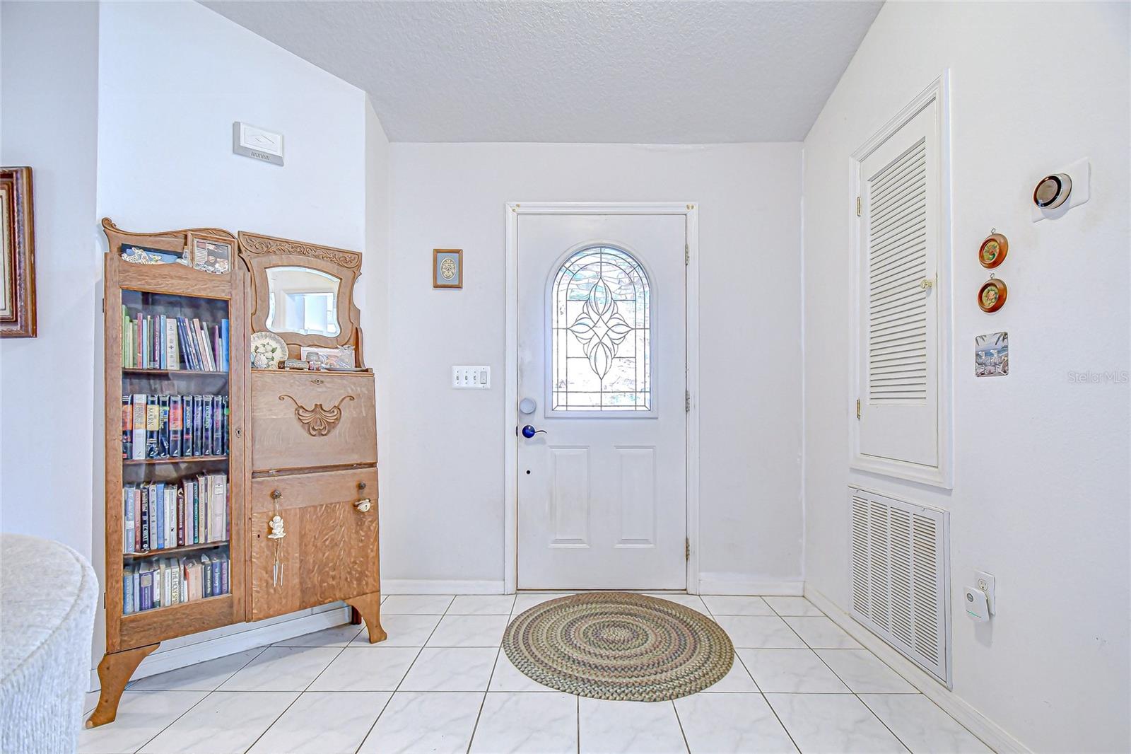 Image 4 of 49 For 6911 Oakcrest Way