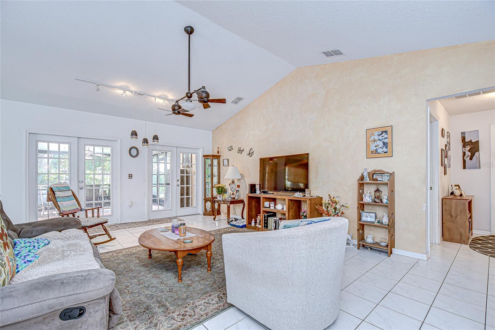 Image 5 of 49 For 6911 Oakcrest Way